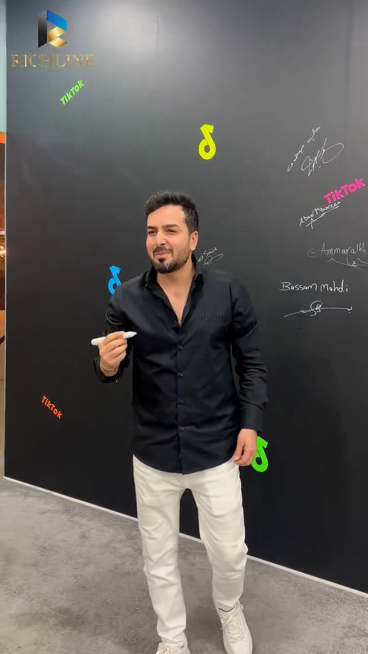 بسام مهدي أمام جدار الزيارات في أرشيف ريتش لاين