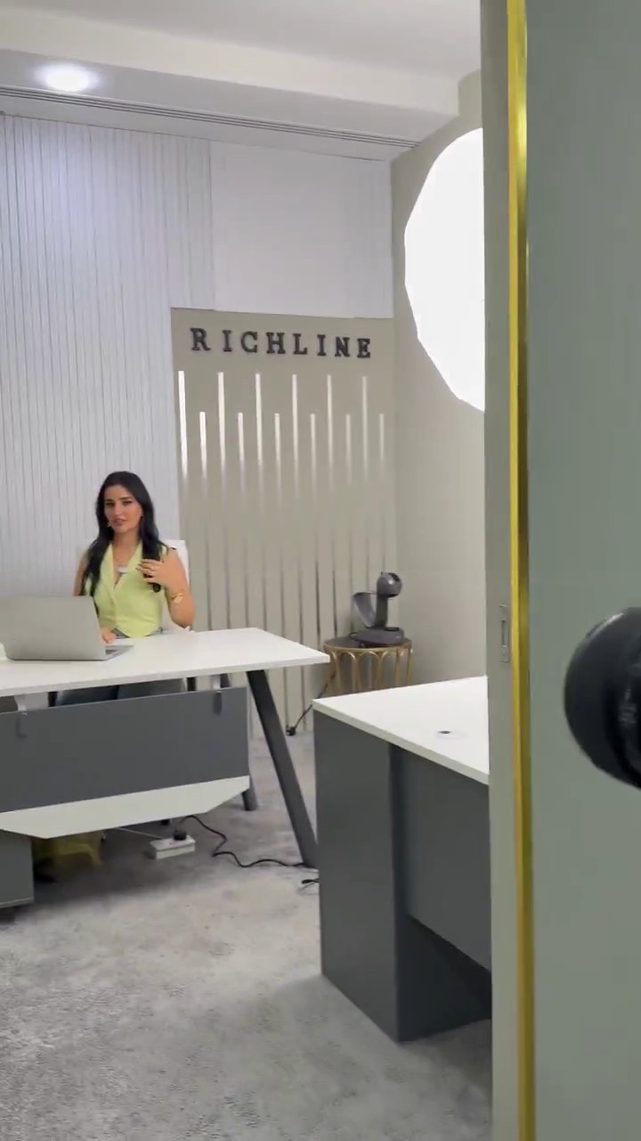 الكاميرا والإضاءة أثناء تصوير محتوى داخل ريتش لاين